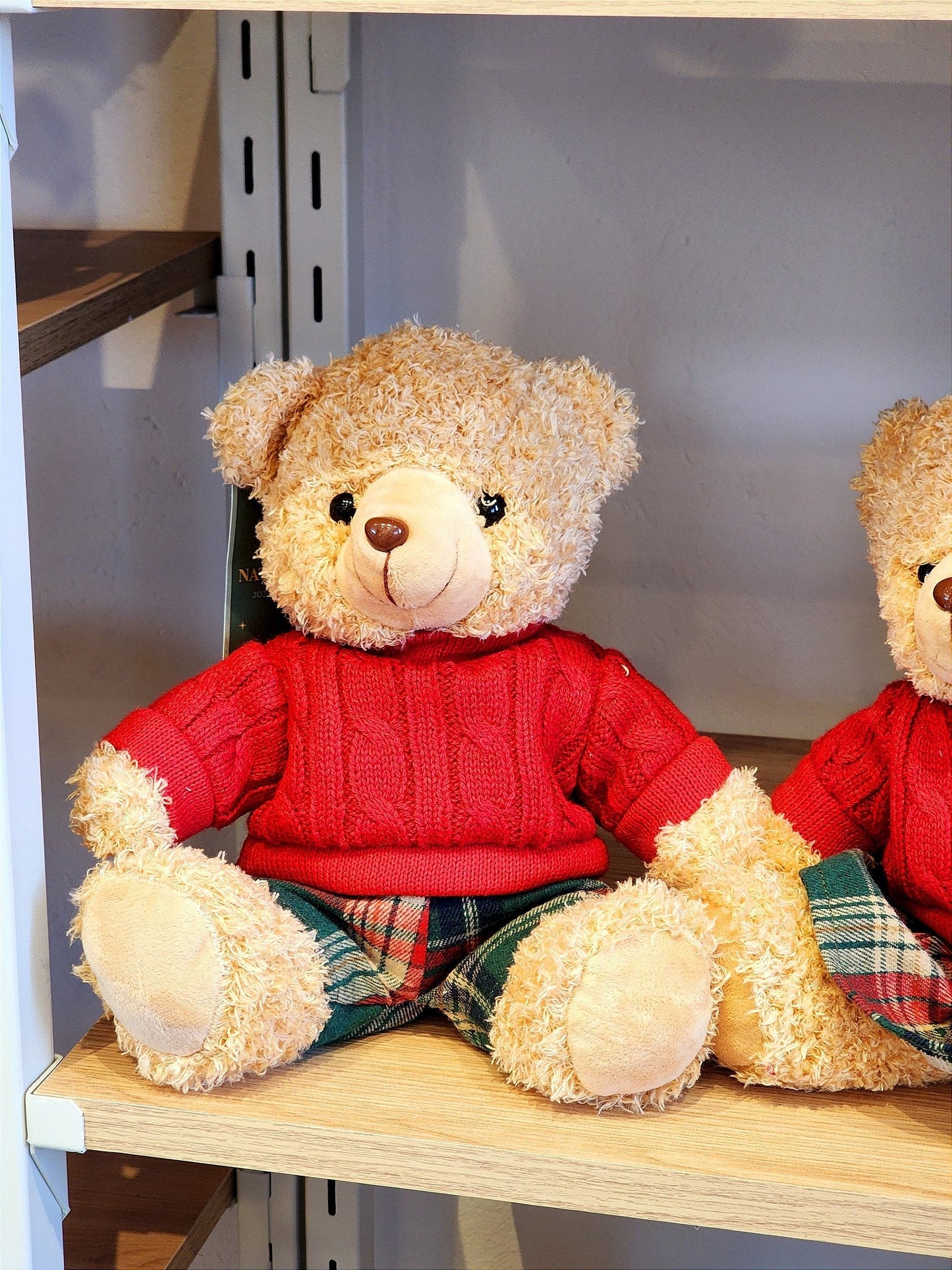 URSO MENINO SENTADO COM SUETER VERMELHO 20CM - PRÉ VENDA 2025