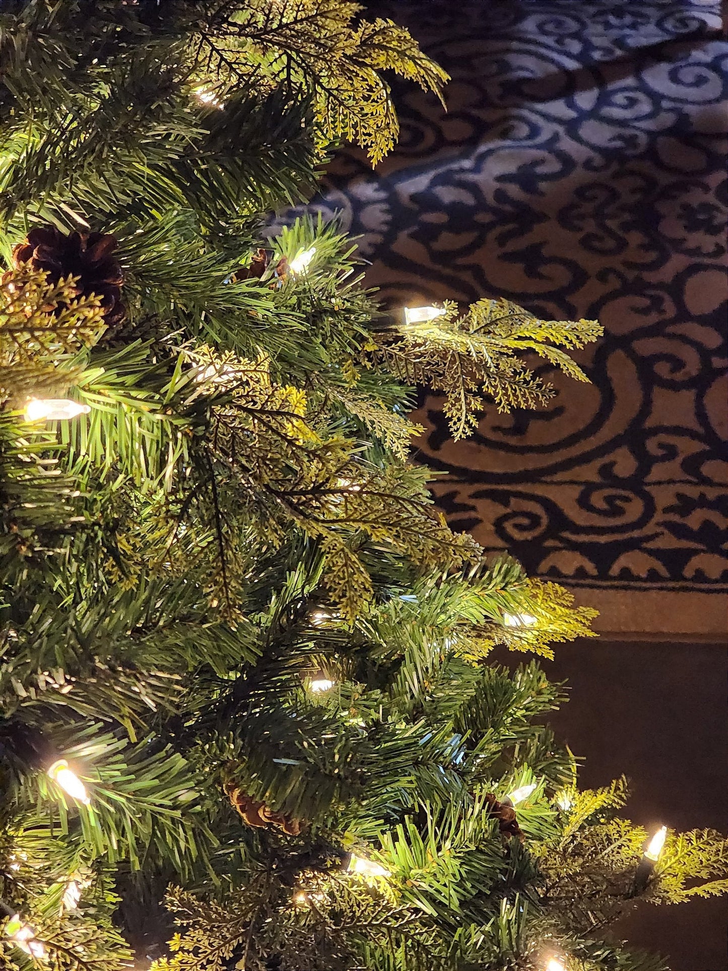 ÁRVORE REALISTA PINHEIRO CONSTELAÇÃO 400 LEDS WARM 1241 GALHOS 2,10CM MODELO CLICK BIVOLT