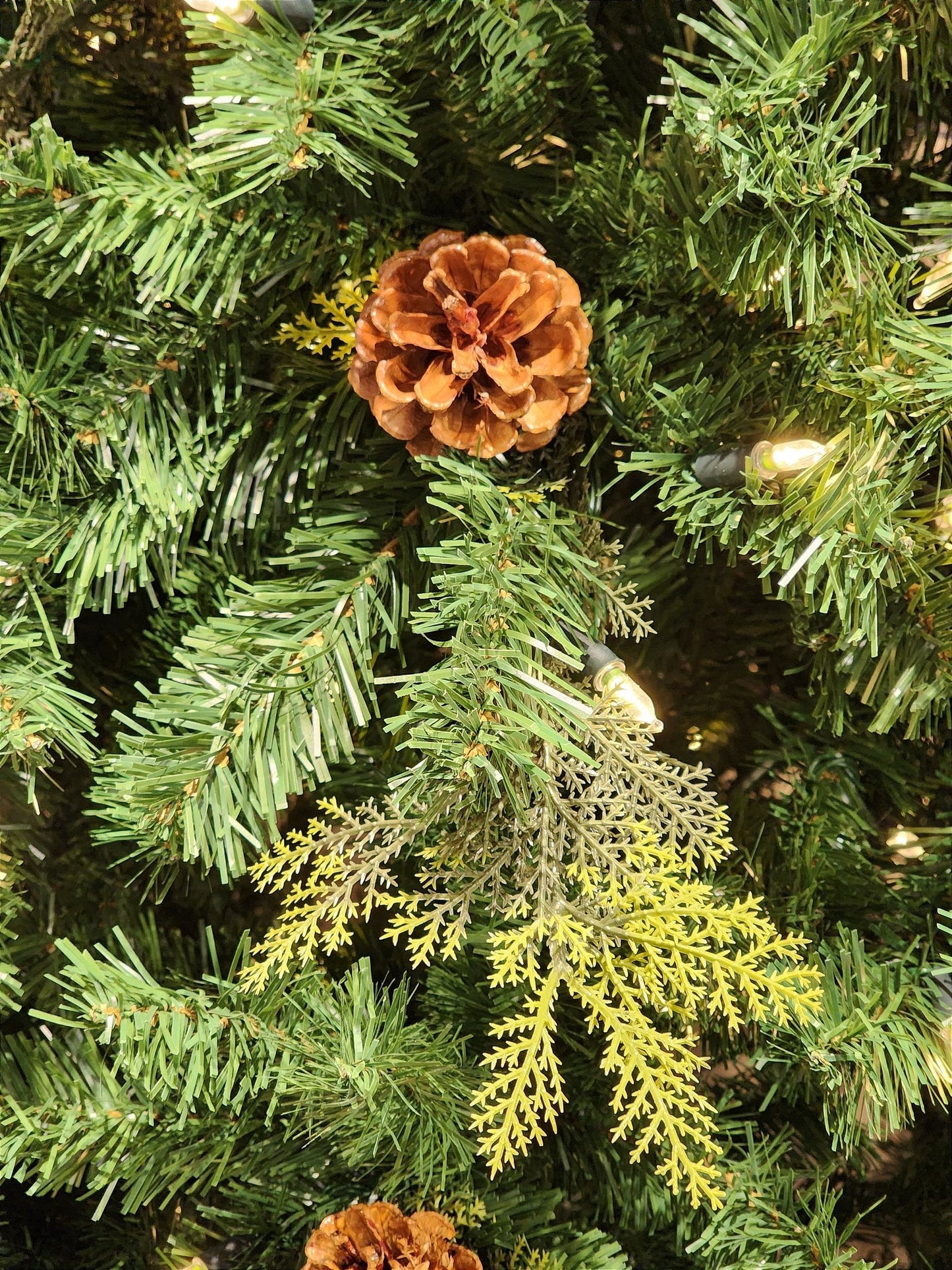 ÁRVORE REALISTA PINHEIRO CONSTELAÇÃO 400 LEDS WARM 1241 GALHOS 2,10CM MODELO CLICK BIVOLT