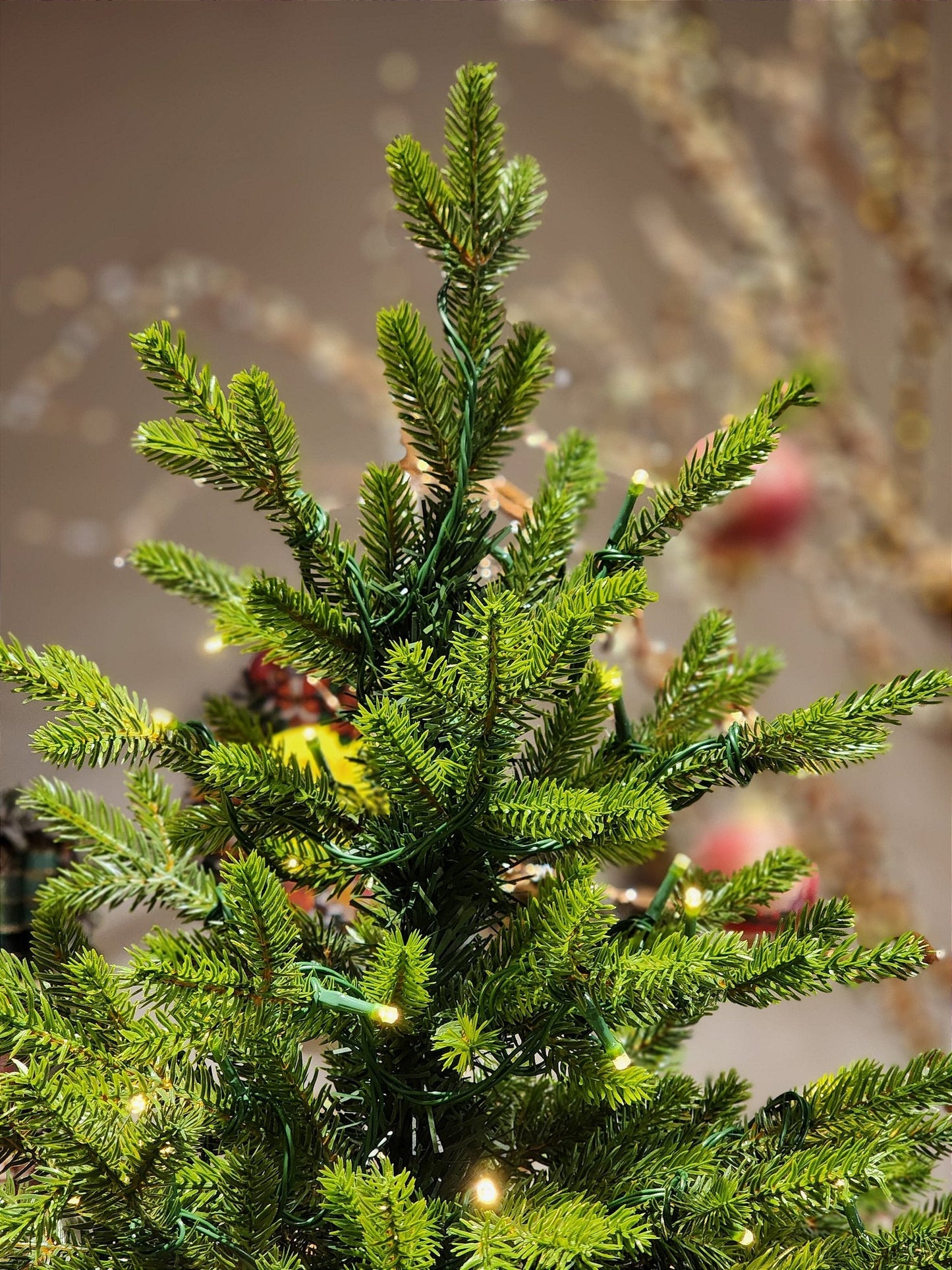 ÁRVORE REALISTA PINHEIRO AUSTRAL 2,10CM 450 LEDS WARM 801 GALHOS BIVOLT