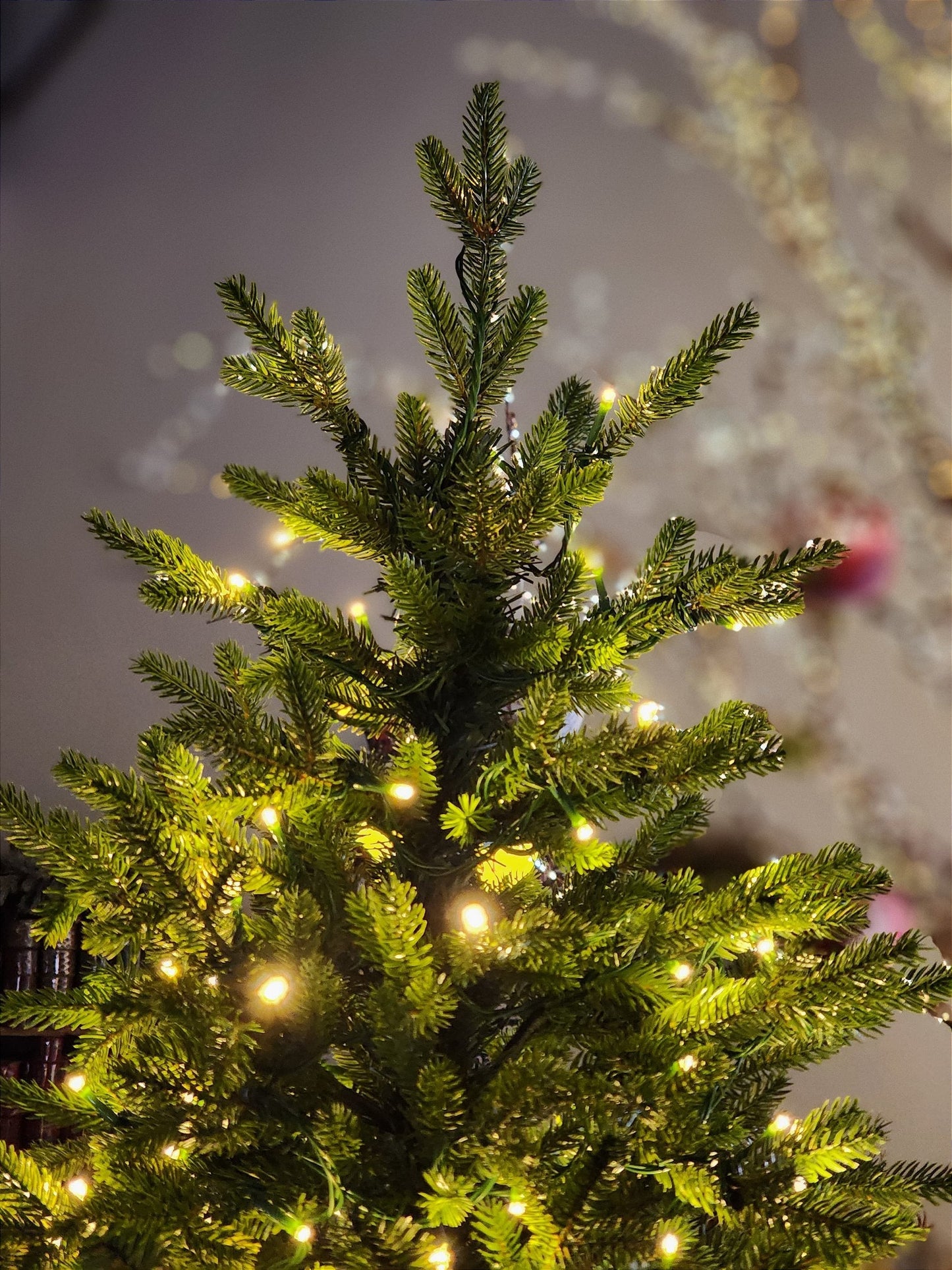 ÁRVORE REALISTA PINHEIRO AUSTRAL 2,10CM 450 LEDS WARM 801 GALHOS BIVOLT