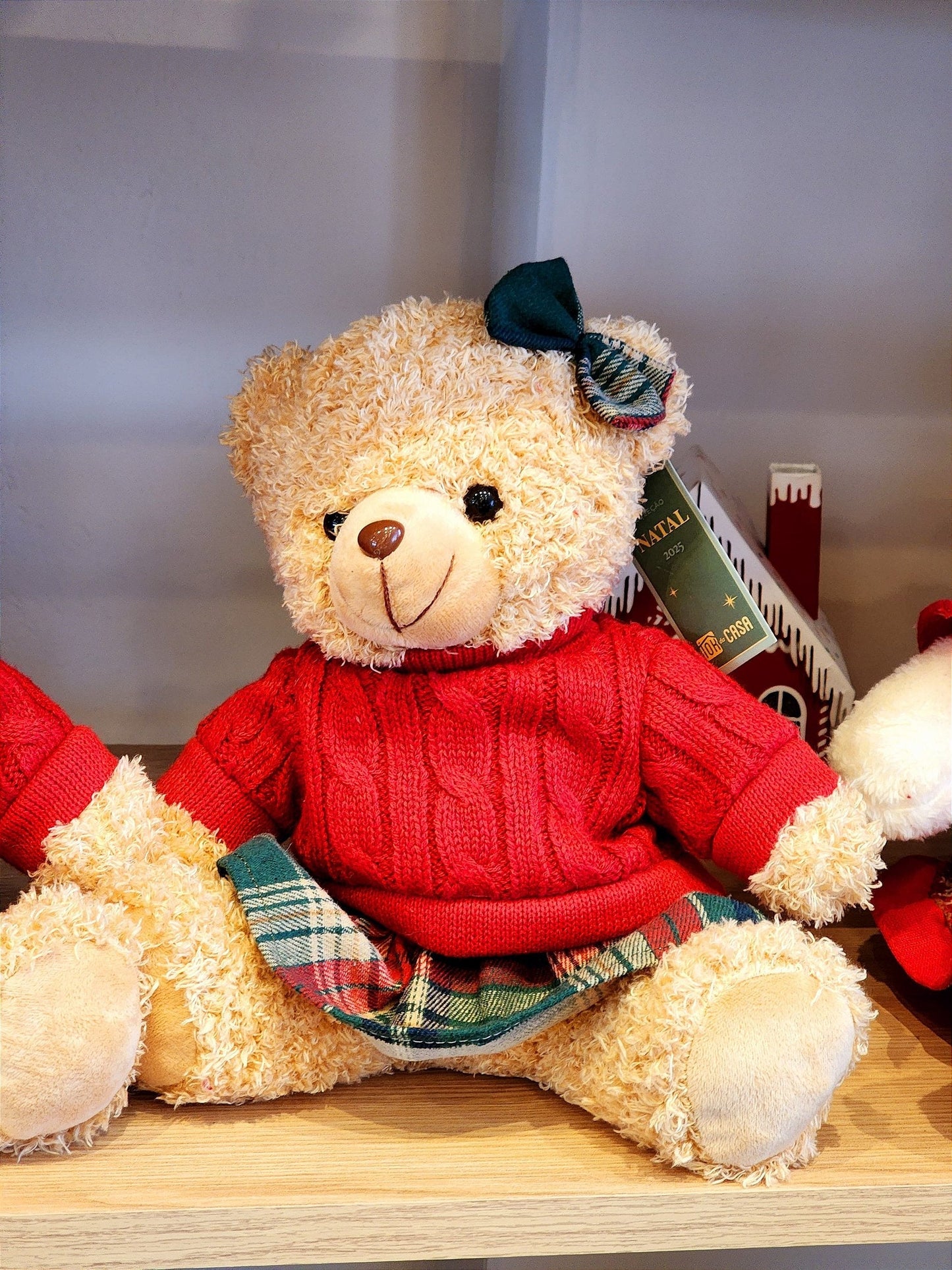 URSO MENINA SENTADA COM SUETER VERMELHO 20CM - PRÉ VENDA 2025